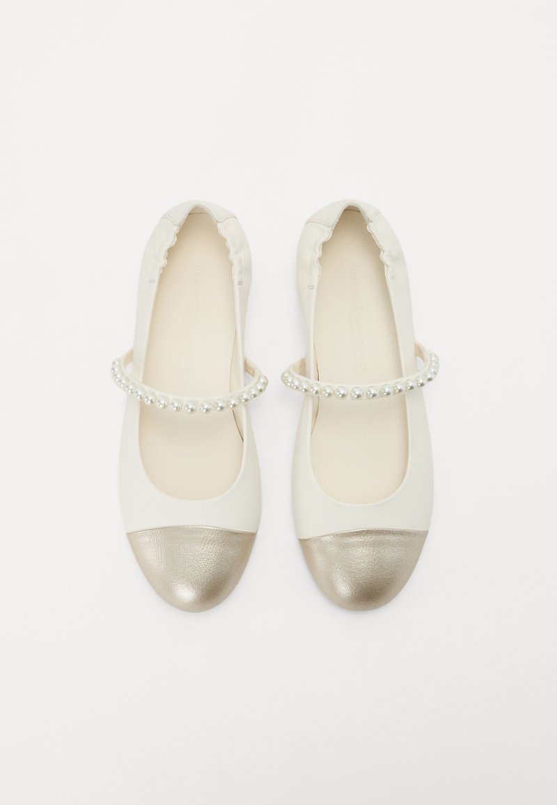 Weiße Ballettschuhe mit einer metallisch goldenen Zehenkappe, gerafften Kanten und einem dekorativen Perlenriemen in der Mitte. Glatte Oberfläche.