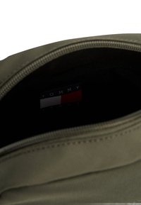 Tommy Jeans DAILY SQUARED REPORTER - Cross body bag - pewter green