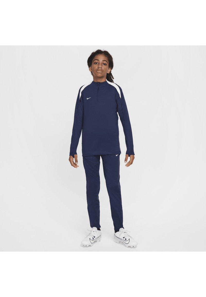 Marineblauwe sporttracksuit met een half-rits lange mouw top met witte accenten en bijpassende broek, gemaakt van lichtgewicht materiaal.