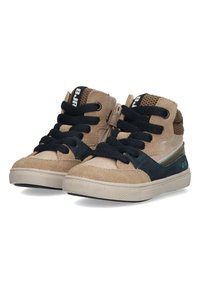 Beige suède en mesh hoge sneakers hebben marineblauwe accenten, zwarte veters en een witte rubberen zool met een gestructureerde grip.