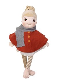 Pluszowa lalka z okrągłą głową, blond włosami upiętymi w kok, czerwoną peleryną, szarym szalikiem, białą koszulą, nogami w kropki i paski oraz bosymi stopami.