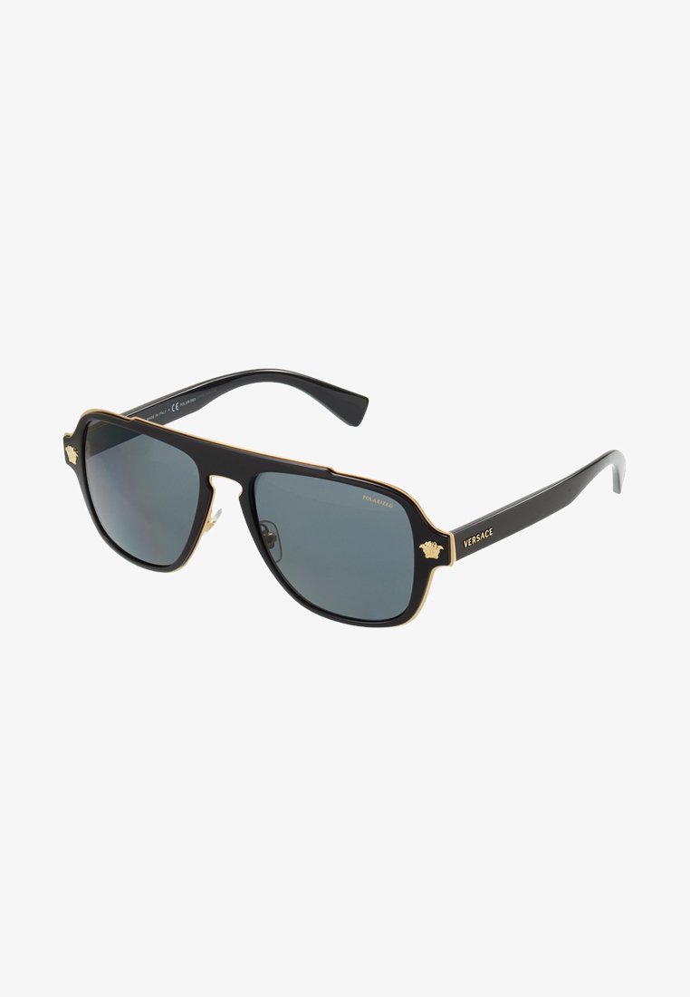 Óculos de sol pretos com lentes cinza polarizadas, detalhes em dourado na sobrancelha e marca Versace na lateral. Design de armação quadrada.