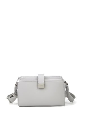 Borsa a tracolla in pelle grigio chiaro con tasca frontale con cerniera, tracolla regolabile e chiusura a linguetta magnetica.