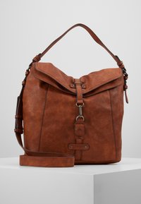 Borsa a spalla in pelle marrone con patta ripiegabile, accessori in metallo, tracolla regolabile e finitura textured. Presenta un prominente dettaglio con fibbia.