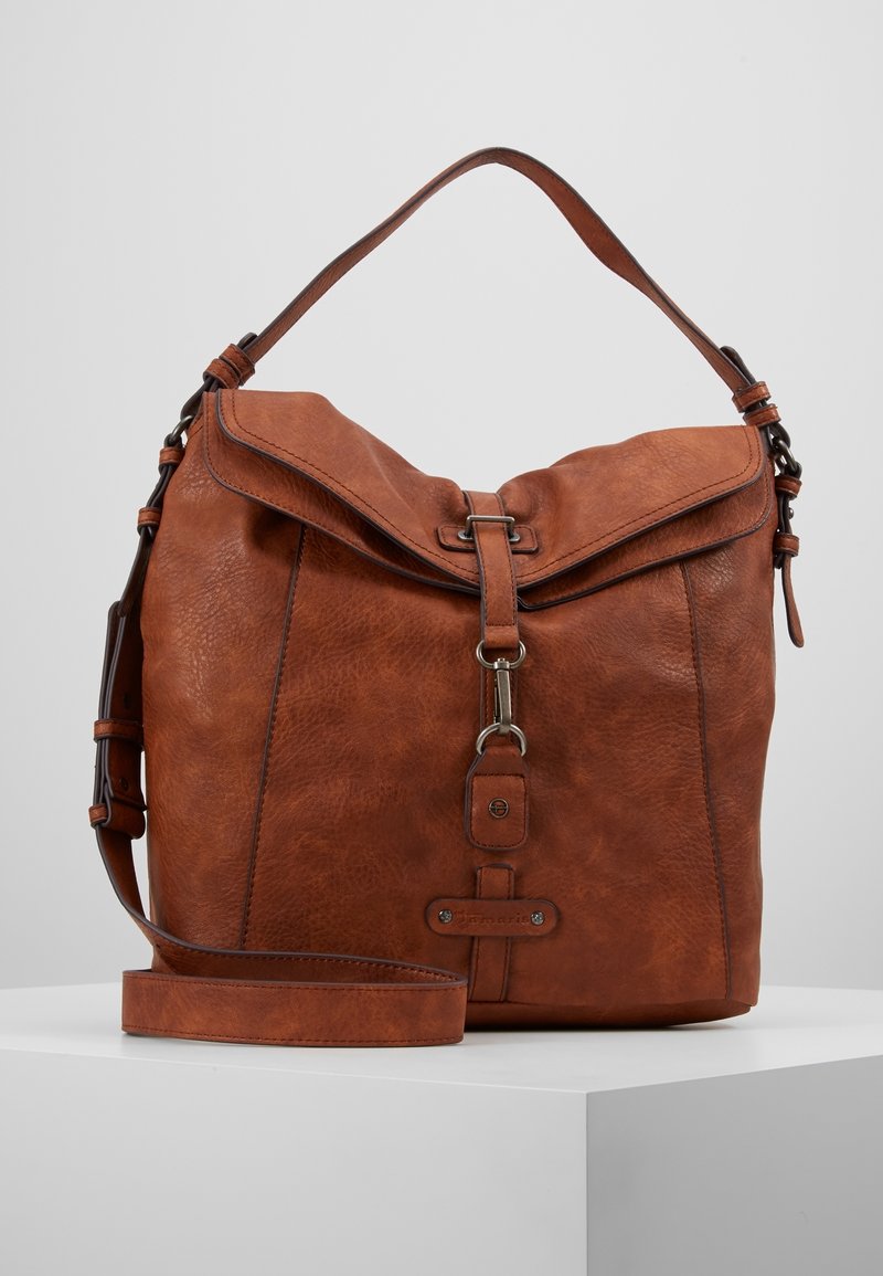 Borsa a spalla in pelle marrone con patta ripiegabile, accessori in metallo, tracolla regolabile e finitura textured. Presenta un prominente dettaglio con fibbia.