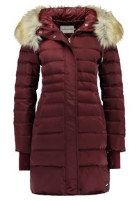 Lång vinröd vadderad vinterjacka med pälskantad huva, framdragkedja och tumhålsärmar.