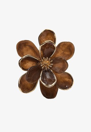 Smeđi broš u obliku cvijeta s sjajnim laticama, zlatnim obrubom i teksturiranim središtem. Posjeduje glatke površine i organske oblike.