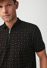 Next FLOCKED - Pikeepaita - black chain