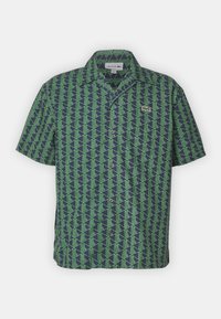 Cămașă cu mânecă scurtă, în nuanța dark navy, cu un model geometric verde, având un guler și un accent cu logo pe partea stângă a pieptului.