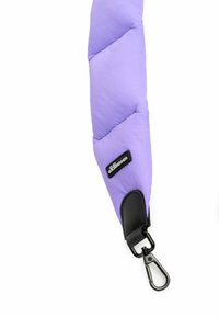 Sangle rembourrée violette avec un design matelassé, mettant en avant un accent en cuir noir et un clip en métal pour l'attache.