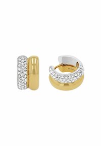 Orecchini a cerchio in oro e argento con una superficie liscia in oro, decorati con una fila di cristalli trasparenti su un lato per aggiungere texture.