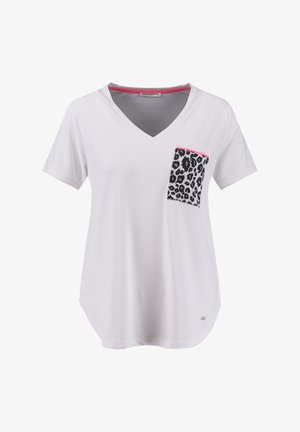 T-shirt blanc à col en V en tissu doux, avec une poche imprimée léopard bordée de rose. Manches courtes et design décontracté.