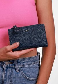 Tmavě modrá peněženka se strukturovaným vzorem, zlatým logem a dekorativním táhlem na zip. Kompaktní a obdélníkový design, vhodná pro každodenní použití.