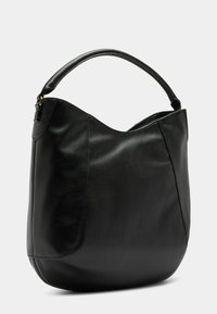 Borsa a mano in pelle nera con forma curva e un'ampia apertura. Presenta un manico singolo e una superficie liscia con dettagli di cucitura discreti.