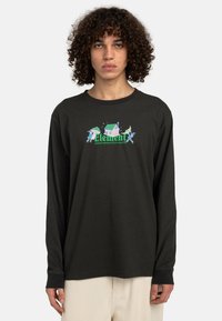 Schwarzes Langarm-T-Shirt aus Baumwolle mit einem bunten grafischen Logo auf der Vorderseite. Lockere Passform mit Rundhalsausschnitt und umgeschlagenen Ärmeln.