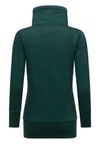 Teal langærmet sweatshirt med høj krave, lavet af blødt materiale; har en lige kant og ribbede manchetter, med et logo detajle på ærmet.