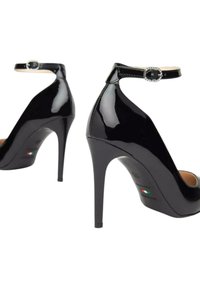 Tacchi alti in vernice nera con un design elegante, punta chiusa, cinturino alla caviglia e tacco a stiletto. Presentano una fibbia decorativa sul cinturino.