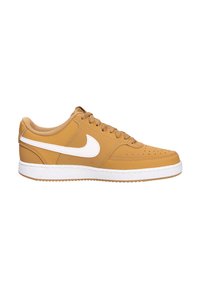 Nike sneakers i gult læder med hvide detaljer, med et lavt design, rund tå og perforerede detaljer på overdelen.