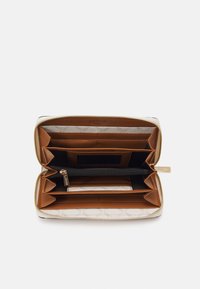 Reißverschluss-Geldbörse in hellbeige und braun, mit mehreren Kartenfächern, einer Reißverschluss-Tasche und einem strukturierten Innenfutter. Ausstattung mit goldfarbener Hardware.