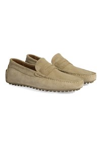 Beige Wildleder Slipper mit runder Zehenform, Nähdetails, Slip-On-Design und gummierter, genoppter Außensohle für Grip und Flexibilität.