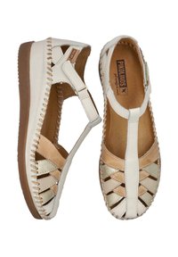 Sandalias de cuero blancas y doradas con diseño abierto, correas entrelazadas y detalles de costura. Suela blanda y correa ajustable para mayor comodidad.