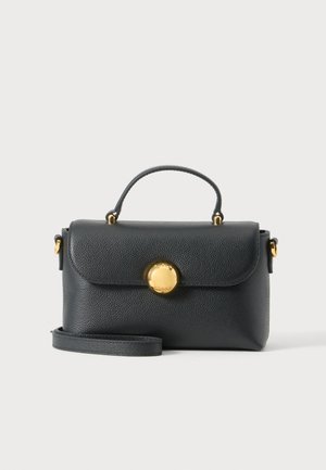 Schwarze strukturierte Lederhandtasche mit Tragegriff oben, abnehmbarem Schulterriemen und rundem goldfarbenem Verschluss an der vorderen Klappe.