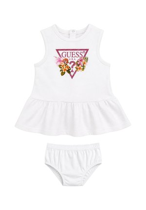 Vestitino bianco senza maniche per neonati con orlo arricciato, logo Guess floreale sul davanti, abbinato a una copertura per pannolino bianco con fascia elastica in vita.