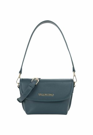 Sac à bandoulière Valentino en cuir bleu sarcelle foncé avec rabat arrondi, acier doré et sangle réglable sur fond blanc.