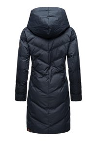 Mørkeblå, polstret vinterjakke med hætte, prydet med chevron-syninger, en diskret logo-patch og lange ærmer. Glat, blank overflade.