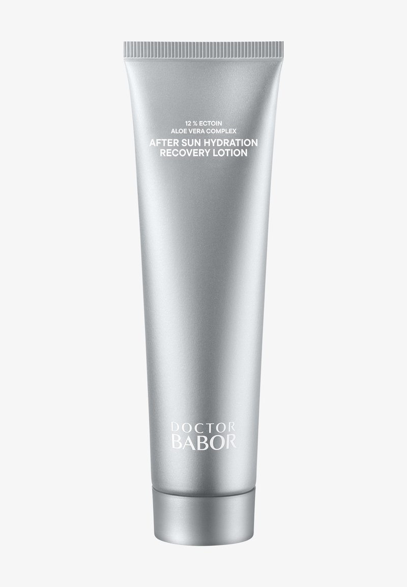 Tube en plastique argenté avec une base ronde, un bouchon à vis et une finition mate. Étiquettes en texte blanc : « 12 % Ectoine », « Complexe Aloe Vera » et « Lotion hydratante réparatrice après-soleil ».