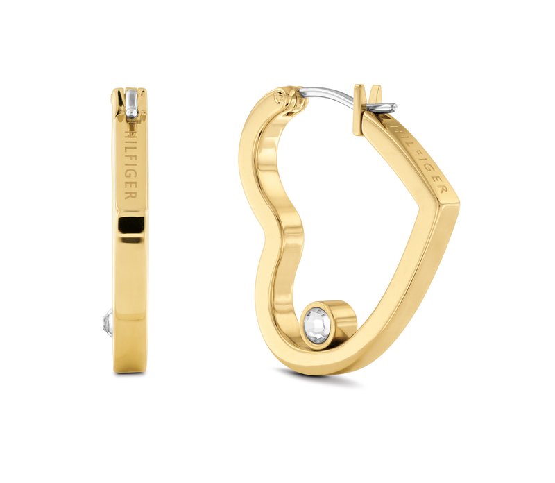 Boucles d'oreilles en or en forme d'anneau avec un design ondulé, comportant une petite pierre claire et un logo gravé sur un côté. Texture lisse et finition brillante.