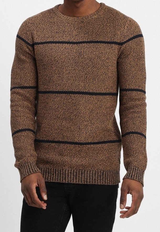 Brun stickad tröja med blå horisontella ränder, rund halsringning, ribbade ärmslut och nederkant, samt ett strukturerat tygmönster.