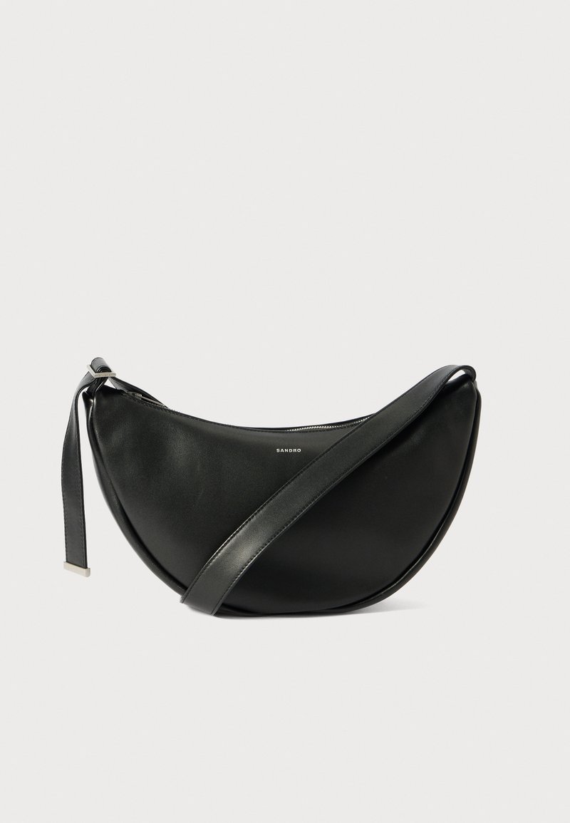 Schwarze Leder-Handtasche in Halbmondform, mit verstellbarem Tragegurt und Reißverschlussöffnung. Verfügt über ein dezentes Markenlogo auf der Vorderseite.