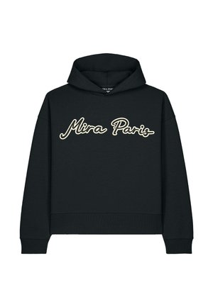 Man draagt schildpadzonnebril en een zwarte hoodie met witte cursieve tekst ""Mira Paris"" aan de voorkant.