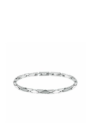 Bracciale in metallo argentato con maglie a forma di diamante alternate spazzolate e levigate, formando una catena continua.