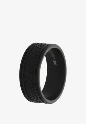 Zwarte kralenarmband met een zilveren accent en een gestructureerde zwarte ring op een hand met zichtbare aderen. Achtergronddetails zijn vaag.