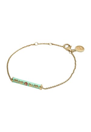Pulsera delicada de cadena dorada con un charm cilíndrico verde claro con diseños florales dorados y un número 5 rojo, con cierre y etiqueta dorados.