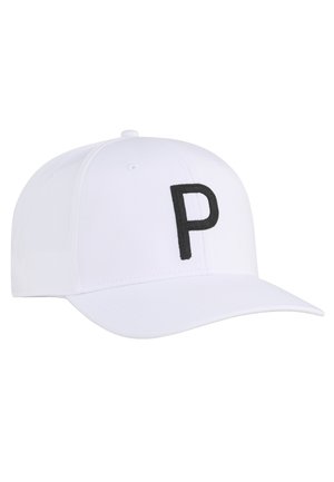 Weiße Baseballkappe mit gebogenem Schirm und einem großen schwarzen Buchstaben P, der auf das vordere Panel gestickt ist.