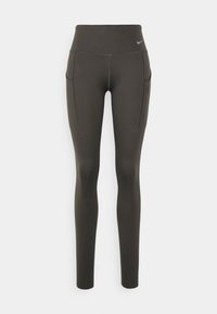 Leggings Nike de tela verde oliva, diseño de talle alto, con bolsillos laterales y sutiles acentos en azul del logo. Textura suave y elástica.