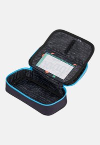 Astuccio nero con zip e dettagli blu, dotato di una tasca a griglia e di un interno decorato con vari design numerici.