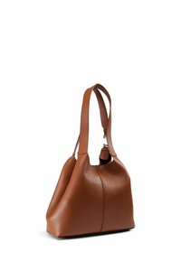 Borsa a tracolla in pelle marrone con una forma strutturata, leggermente morbida e due ampie cinghie su sfondo bianco.