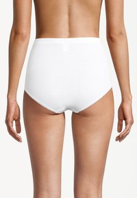 Weiße Baumwoll-Hochschnittslip mit nahtlosem Design und weichem elastischen Bund, mit glatter Textur und ohne sichtbare Muster.