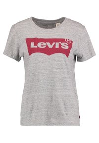 Šedé bavlněné tričko s červeným logem Levi's na přední straně, kulatým výstřihem a krátkými rukávy. Hladká textura, neformální design.