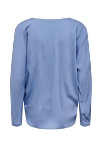 Ljusblå långärmad blus med rund halsringning och mjuk textur, med en något avslappnad passform och subtilt drapering i ryggen.