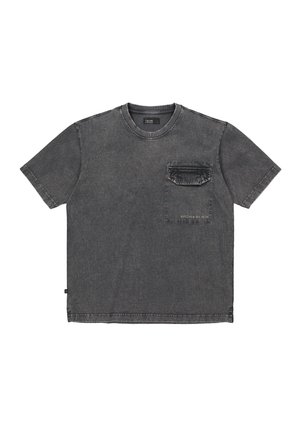 Graues Denim-T-Shirt mit kurzen Ärmeln, rundem Ausschnitt, Brusttasche und Nähdetails. Der Stoff hat ein strukturiertes, robustes Aussehen.