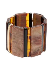 Bracciale spesso realizzato con segmenti rettangolari di resina in ambra, marrone e nero. Presenta un accento in metallo dorato e una superficie liscia.