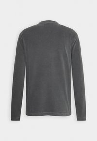 Camisa de manga larga en gris oscuro, hecha de una tela suave. Presenta un escote redondo y un diseño sencillo y sin adornos con dobladillo recto y puños.