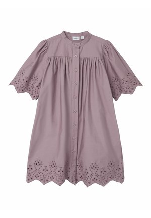 Lavendelfarvet bomulds kjole med korte puffærmer, knappelukning foran og broderet blonderkant ved skørtekanten med bølgede kanter og udskårne mønstre.