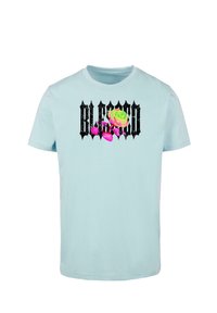 Hellblaues Baumwoll-T-Shirt mit einem grafischen Druck des Wortes "BLESSED" in Schwarz, dazu eine bunte Rose und rosa Blütenblätter. Kurze Ärmel.