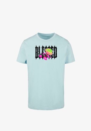 Lichtblauw katoenen T-shirt met een grafische opdruk van het woord "BLESSED" in zwart, vergezeld van een kleurrijke roos en roze bloemblaadjes. Korte mouwen.